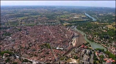 Ville du Sud-ouest de la France, bordée par la Garonne, située à mi-chemin entre Bordeaux et Toulouse :