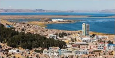 Ville située à 3 800 mètres d'altitude, dans le sud du Pérou, au bord du lac Titicaca :