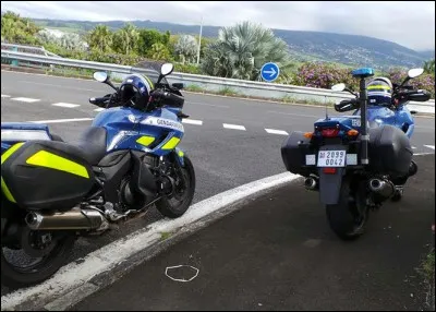 Pendant ce temps sur l'axe rapide, les motards effectueront un contrôle de vitesse. Quelle route est un axe rapide parmi les propositions suivantes ?
