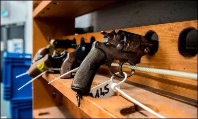 Dans la caserne, certains gendarmes qui regagnent leur domicile doivent ranger leur armes au sein de...