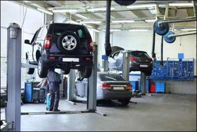 Ce bâtiment dispose de tout le matériel nécessaire au bon entretient des véhicules d'intervention. C'est un(e)...