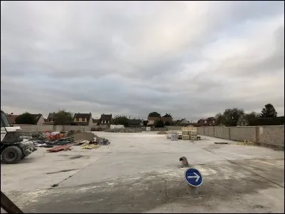 Dehors, ce terrain vague permet aux forces d'intervention, de réaliser des interpellations toujours musclées et de parfaire leurs techniques. Ce qu'on appelle...