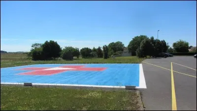 Juste à proximité de ce terrain, cette zone bleue peut accueillir tout type d'hélicoptère. C'est une...