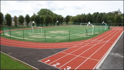 Sur ce terrain, les personnes qui vivent au sein de la caserne, peuvent pratiquer le football, le basket et faire un petit footing. Comment s'appelle ce type de terrain ?