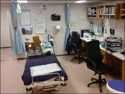 Enfin, un médecin militaire est présent dans la caserne afin de prendre en charge d'éventuelle personne souhaitant une prise en charge médicale. C'est un...