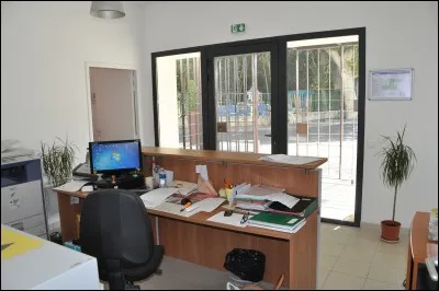 Le public tombe sur un gendarme qui est chargé de...