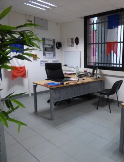 Pour interroger une personne, les gendarmes " OPJ " de la brigade dispose de deux bureaux comme celui-ci. Que se cache-t-il derrière ce sigle ?