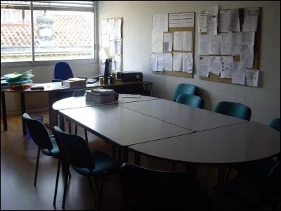 Ce grand bureau est celui...