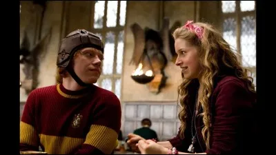 Dans quel livre Ron sort-il avec Lavande Brown ?