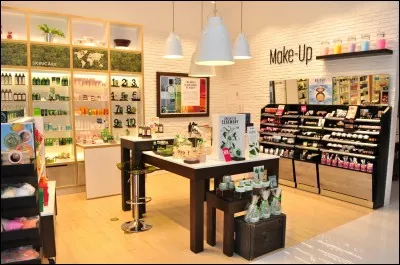 Après avoir apprécié votre séance de massage, vous pouvez si vous le souhaitez vous diriger dans cette salle où vous pourriez vous offrir des articles de bien-être, comme de l'huile essentielle... C'est un :