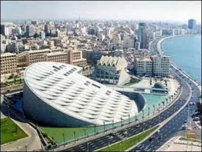 Dans sa jeunesse, quel surnom portait "P&acirc;ris", le h&eacute;ros troyen ?