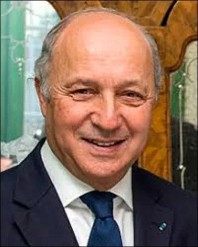Politique : 
Homme d'État français, Laurent Fabius voit le jour le 20 août 1946 à Paris. Ayant occupé presque tous les postes, il sera élu Premier ministre sous Mitterrand du 17 juillet 1984 au 20 mars 1986, devenant ainsi le plus jeune politicien à détenir ce poste. Président du Conseil constitutionnel français depuis le 8 mars 2016, quelle personnalité politique a-t-il remplacée à ce poste ?