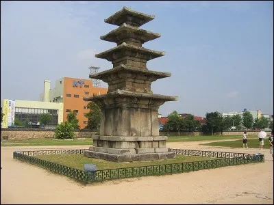 Cette ville asiatique vieille de 600 ans émergea sous le royaume de Baekje et fut plus tard capitale de la dynastie Joseon, il s'agit de ...