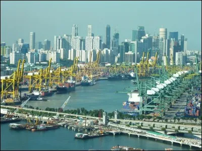 Cette cité-État occupe un emplacement stratégique du détroit de Malacca. C'est depuis longtemps un important centre de commerce, il s'agit de ...