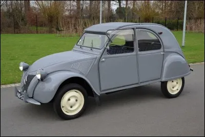 Quelle série de films, devenue culte, a été tournée à Saint-Tropez ?