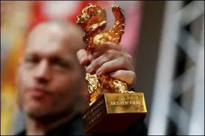 La Palme d'or est la récompense suprême décernée par le jury officiel du Festival de Cannes, le Lion d'or pour le Festival de Venise. L'Ours d'or pour :