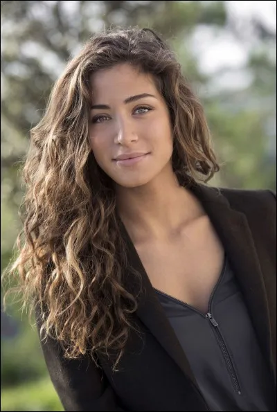 Qui joue l'adjudant Sara Casanova ?