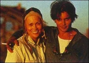 Qui incarne l'oncle d'Axel Blacknar (Johnny Depp) dans le film 'Arizona Dream' ?