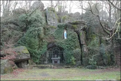 Quelle est l'altitude moyenne de Cugand ?