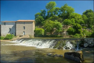 De combien de communes Malli&egrave;vre est-elle limitrophe ?
