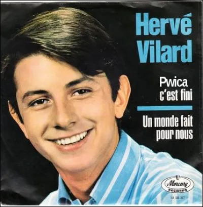 Porter des chaussures "bruyantes" (du genre "tongs", par exemple) est interdit en/à ... (Complétez !)