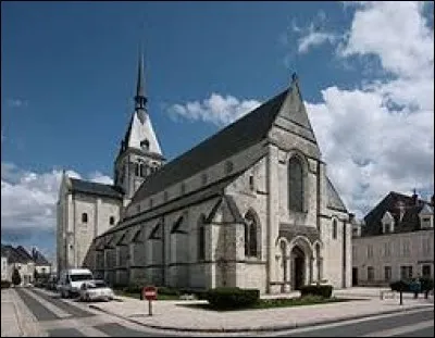 Vous avez sur cette image l'abbatiale Notre-Dame-la-Blanche de Selles-sur-Cher. Village de l'arrondissement de Romorantin-Lanthenay, elle se situe dans le département ...