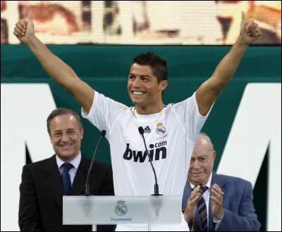En 2009, Cristiano Ronaldo est transféré au Real Madrid en provenance de Manchester United. Quel a été le montant du transfert en millions d'euros ?