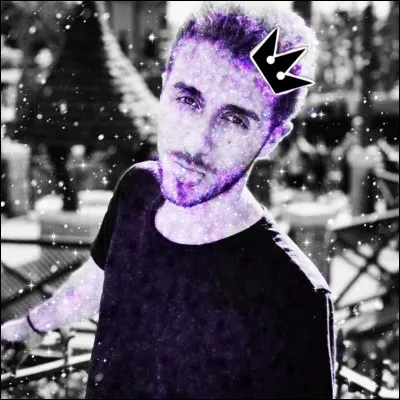 Quel est sa couleur de cheveux ? Le ...