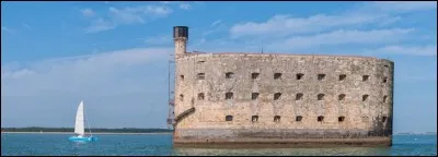 Lequel de ces animateurs n'a pas présenté l'émission télévisée "Fort Boyard"
