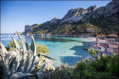 Dans quelle grande ville de ce d&eacute;partement trouve-t-on des calanques ?