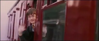 Comment les élèves de première année se rendent-ils au château ?