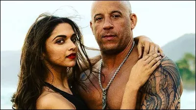 Que touche L, quand il voit Misa avec Light, dans le lycée ?