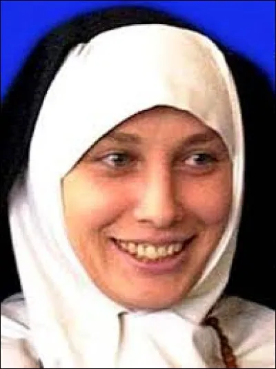 De quel ordre monastique la robe noire à capuchon est-elle le froc ?