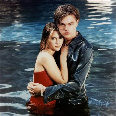 Ce film est un film américain réalisé par Baz Luhrmann en 1996.
Ce film est une adaptation cinématographique. Il fait partie de la Trilogie du rideau rouge avec ''Ballroom Dancing'' et ''Moulin Rouge''. Le réalisateur transporte Vérone dans un quartier défavorisé et violent des États-Unis, dans un décor du XXe siècle tout en conservant le texte original.