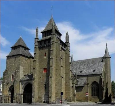 Situez cette ville qui est la préfecture d'un département de la Bretagne et qui a pour personnage connu saint Guillaume III Pinchon, le premier breton canonisé par l'Église.