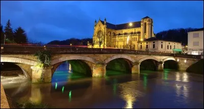 Situez cette ville qui est une préfecture d'un département du Grand Est et qui est surnommée "la Belle Endormie".