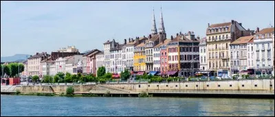 Situez cette ville qui est une préfecture d'un département de l'ancienne région Bourgogne et qui a vu naître Alphonse de Lamartine.