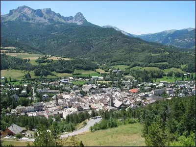 Situez cette ville qui est une sous-préfecture d'un département de la région PACA et qui est perchée à 1 100 mètres d'altitude.