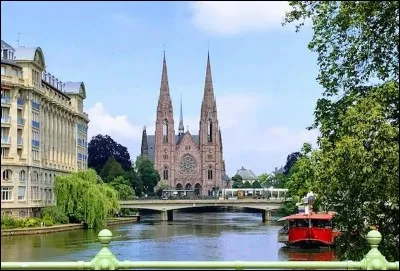 Situez cette ville qui est la préfecture d'un département de l'ancienne région Alsace, qui est traversée par l'Ill et qui a une frontière commune avec l'Allemagne.