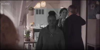 Quelle est la couleur du pull d'Ada ?