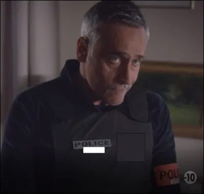 Quel est le numéro inscrit sous le badge "POLICE" de Fred ?