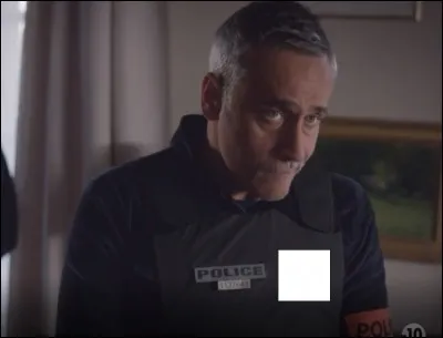 Les insignes du grade du commandant Marquand sont :