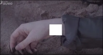 Que représente le tatouage de la victime sur la plage ?