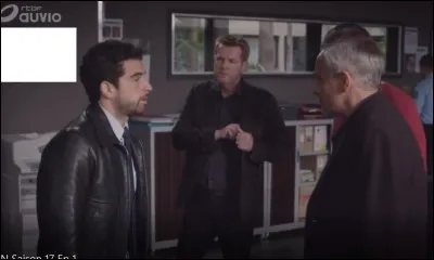 Que représente le poster derrière Djibril ?