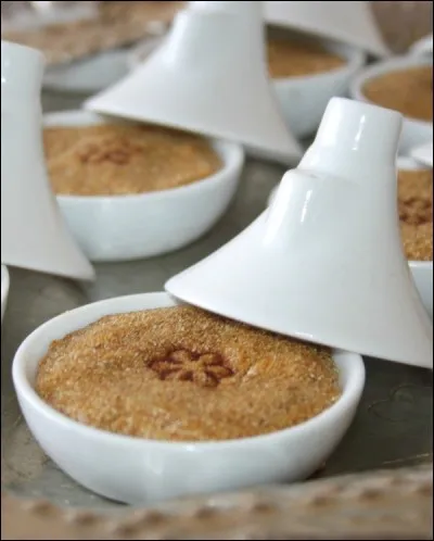 Quel entremets algérien à texture pâteuse est composé de semoule grillée vivement dorée, de miel et de beurre fondu ?