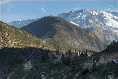 Quelle est la capitale du pays possédant la chaîne de montagne de l'Atlas ?