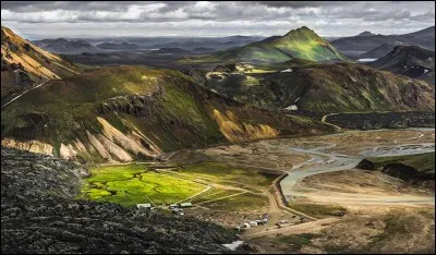 Quelle est la capitale du pays entièrement entouré de l'Atlantique, se situant au Nord-Ouest des îles-Féroés et entre le Groenland et la Norvège ?