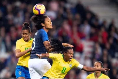 Comment s'appelle la joueuse qui a le ballon sur sa tête ?