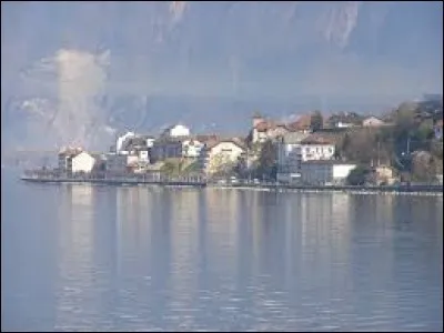 Je vous propose de partir en Auvergne-Rhône-Alpes à la découverte de Saint-Gingolph. Commune séparée par la frontière franco-suisse, sur la rive sud-est de lac Léman, elle se situe dans le département ...