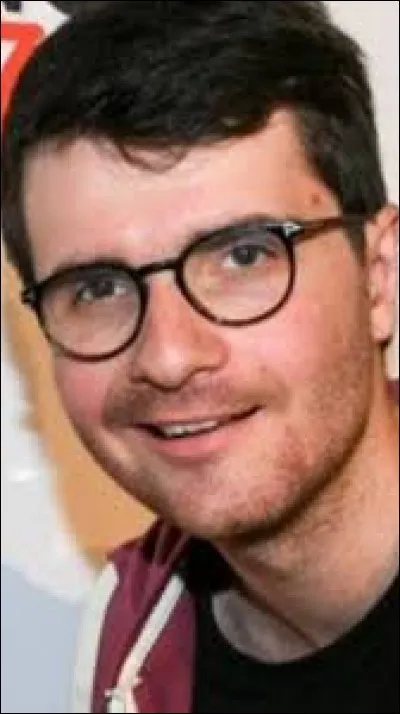 Complète ce morceau de chanson d'Amixem : ''En bas de la chaîne t'es la hyène moi je suis...''